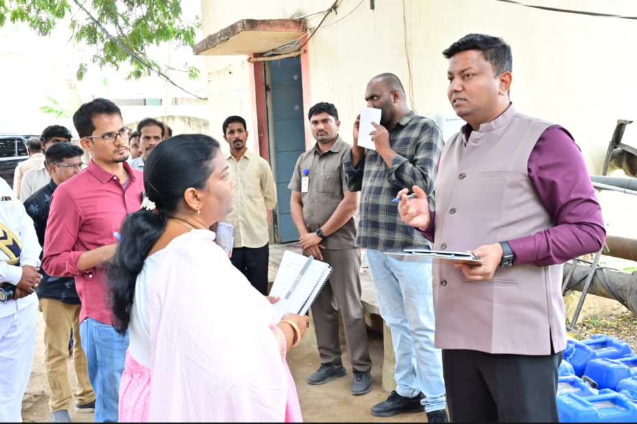 మదనపల్లె పట్టణ ప్రజలకు ఎలాంటి తాగునీటి ఇబ్బందులు తలెత్తకుండా నిరంతరాయంగా నీటి సరఫరా జరిగేలా అన్ని చర్యలు చేపట్టాలని జిల్లా కలెక్టర్ నిశాంత్ కుమార్ అధికారులను ఆదేశించారు.